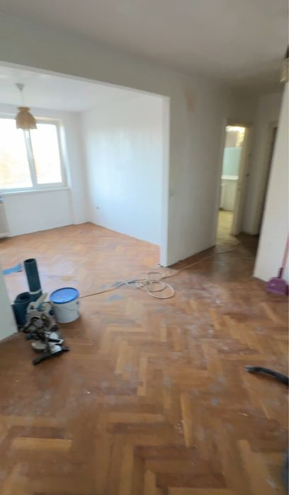 Închiriez apartament 4 camere pe malul Crisului, aproape de centru