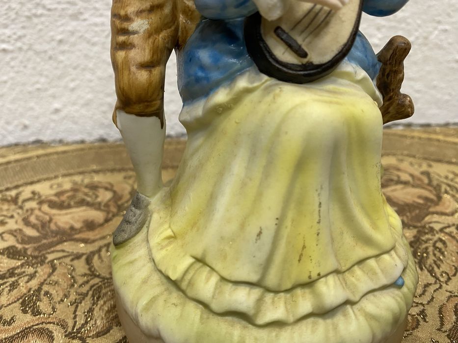 Френска фигура от порцелан музикален механизъм