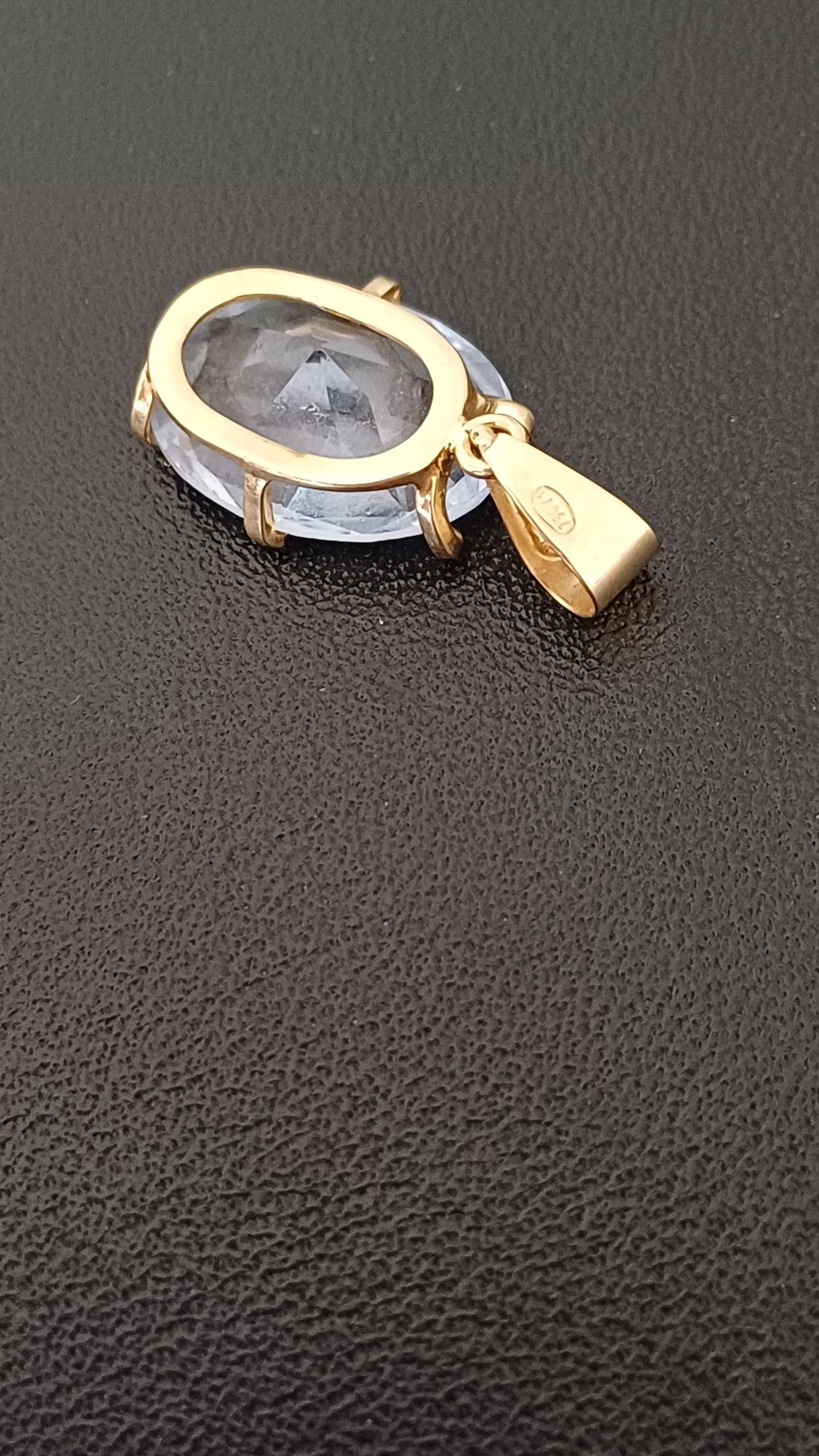 Pandantiv Aur 18k cu piatră de Topaz..2.2g