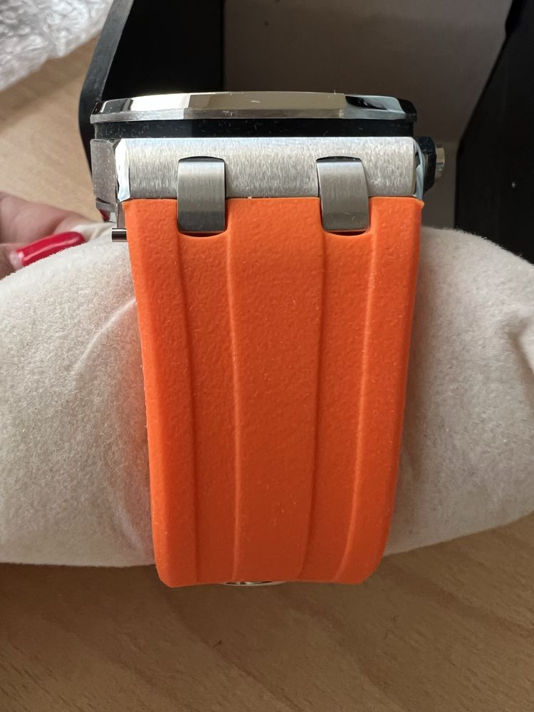 Часовник Piguet оранж