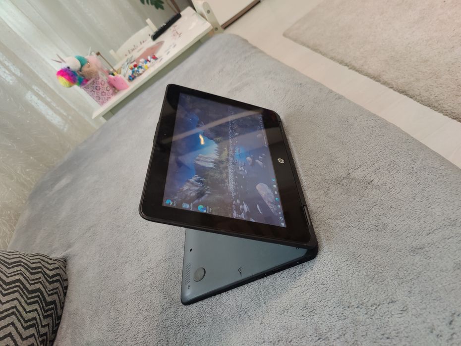Laptop 2 in 1 HP i5 cu touchscreen tableta cu Windows 10