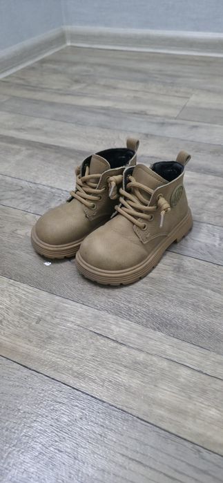 Продам детские ботинки