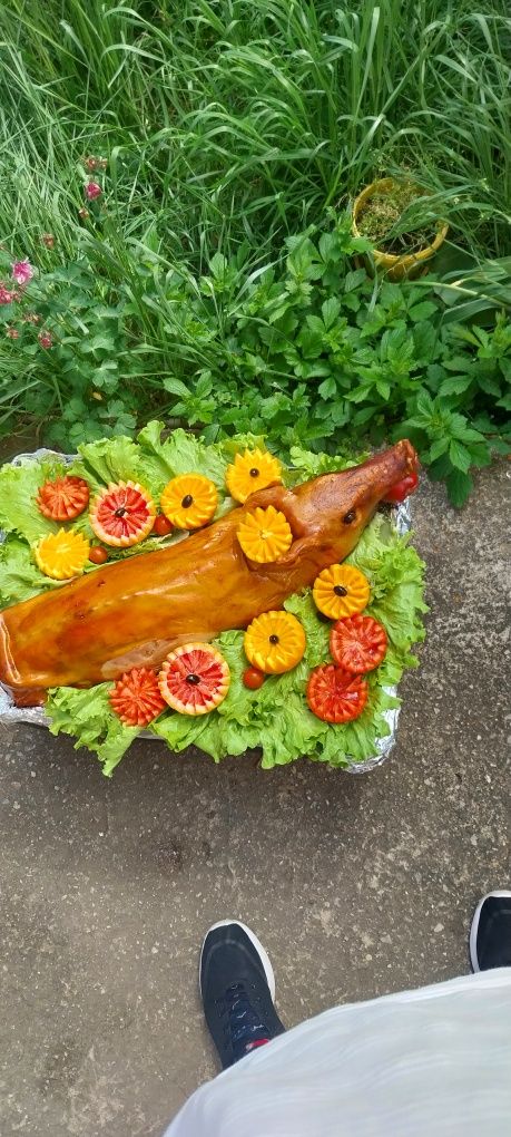 Печено прасенце и свински джолани на пещ.