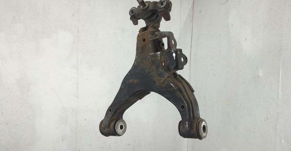 На Toyota Sequoia — Задний рычаг низ/верх.