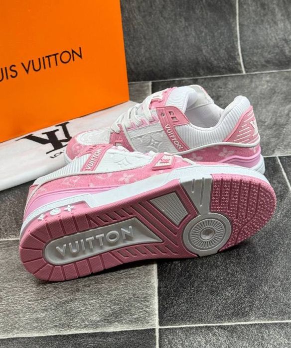 Adidași dama Louis Vuitton