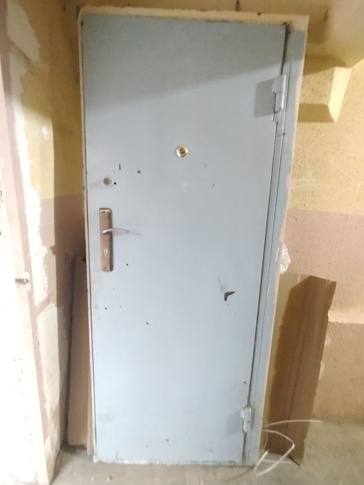 Продам железную дверь б/у