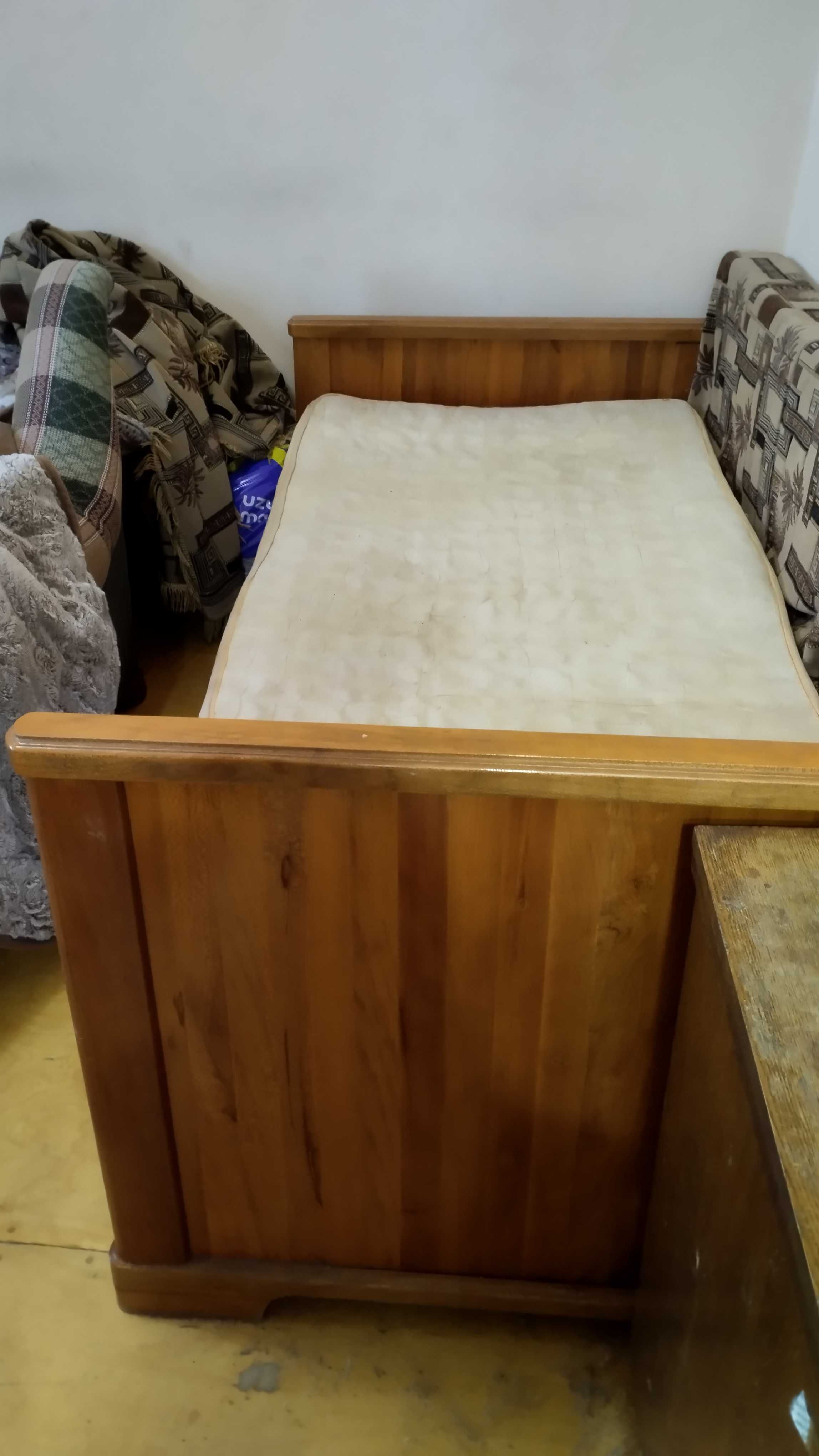 Кровать деревянная