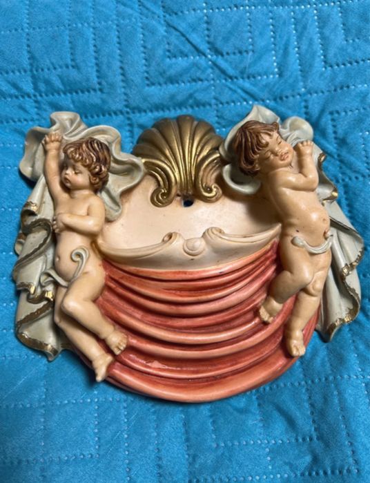 Ingeri vas de apa sfintita