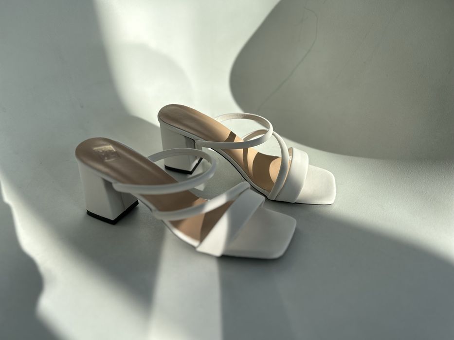 Sandale elegante, albe, cu toc gros și vârf pătrat