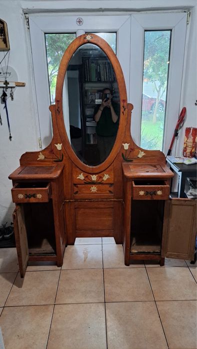 Toaleta din lemn cu oglinda ovalā rabatabilā, pictată manual