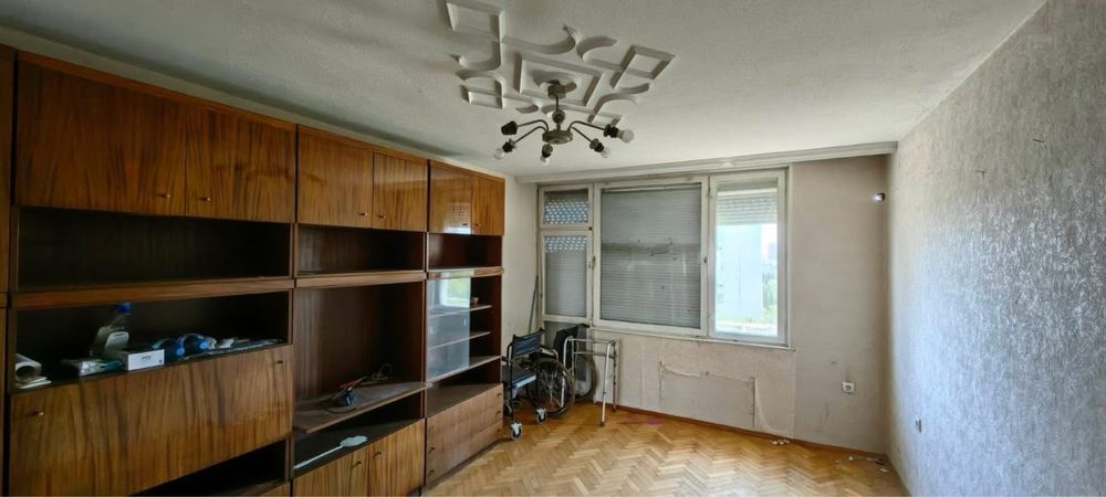 Продава четиристаен апартамент