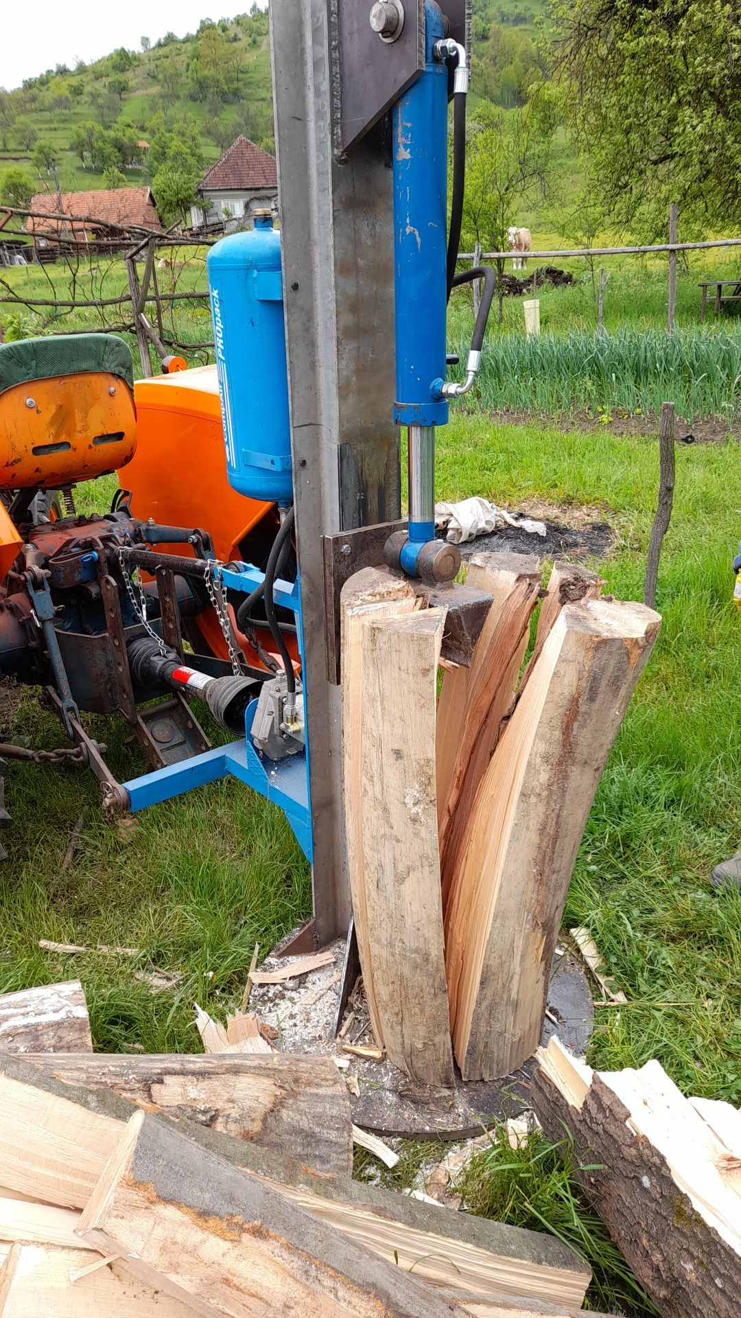 Vând despicator de lemne hidraulic 30tone