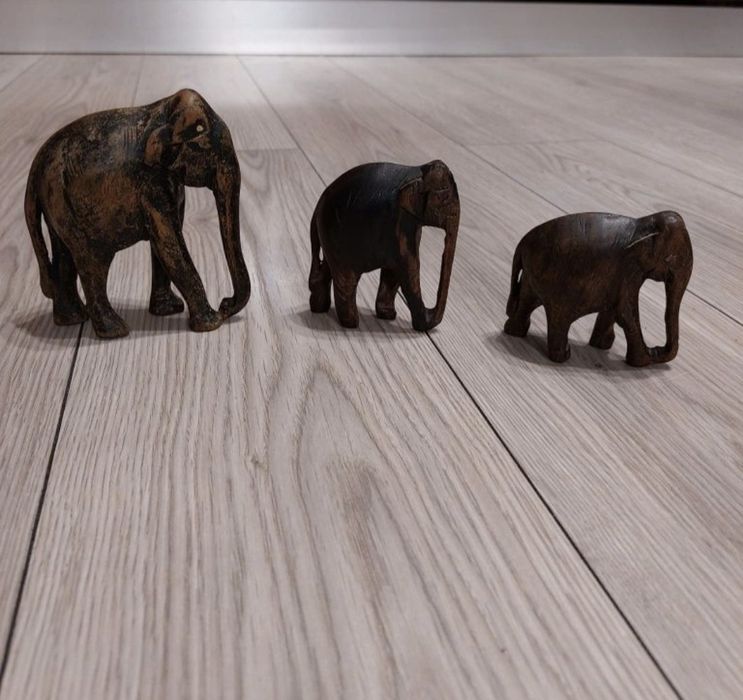 Vand 5 Elefanti din Lemn