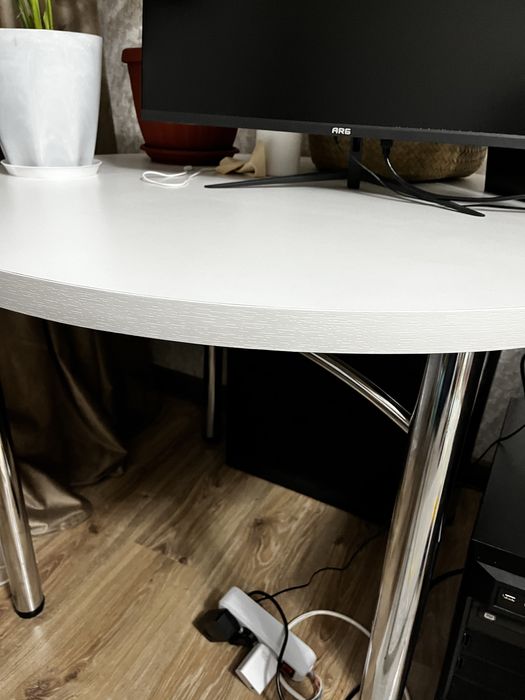 Продам стол 90 см