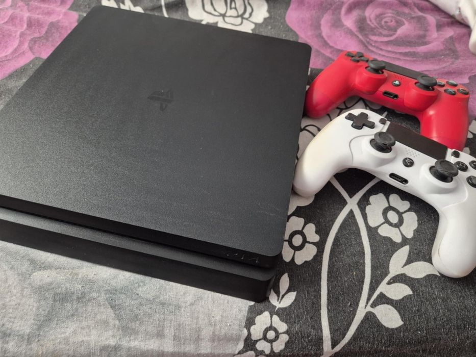 PlayStation 4 cu 2 mânete