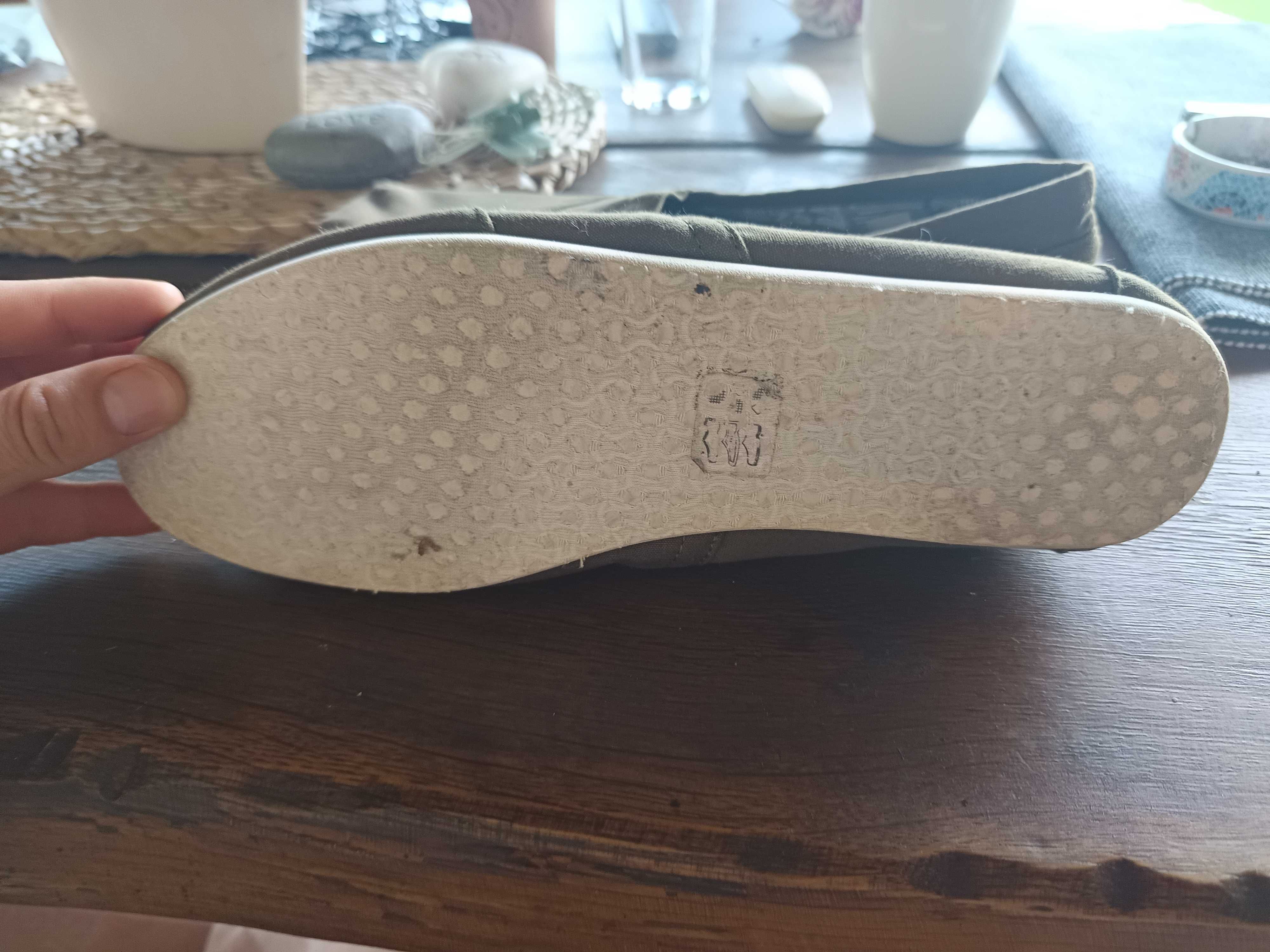 TOMS еспадрили като нови