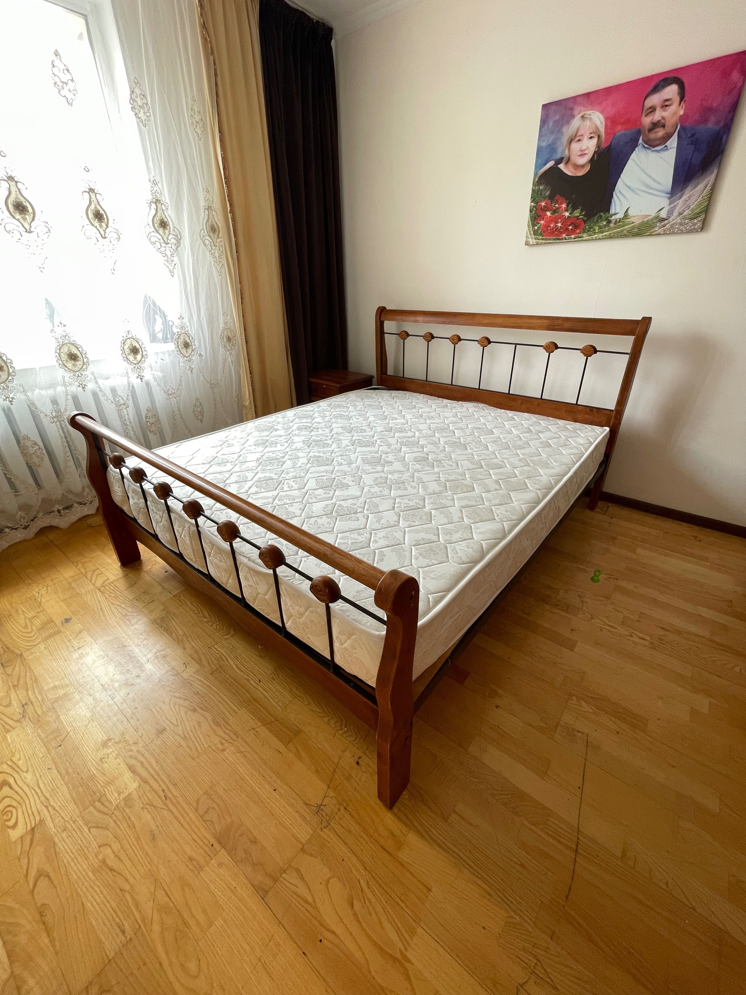 Кровать 2х спальная с 2 тумбочками