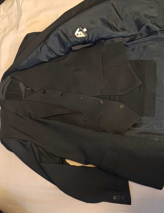 Мъжки костюм с елек в черно