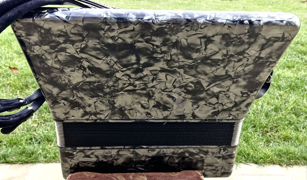 Vând acordeon Parrot/Rigoleto cu 60 basi