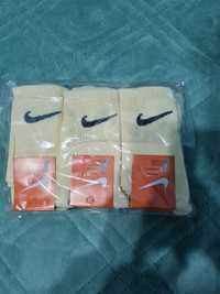 Жълти чорапи на Nike