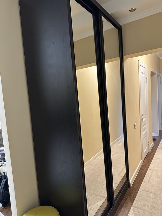 Зеркальный шкаф-купе в отличном состоянии