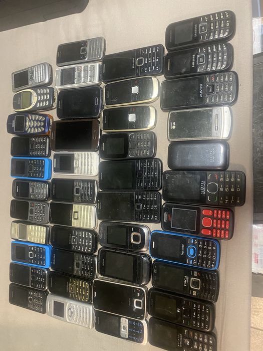 Vand telefoane 43 bucati, de colectie in stare buna de functionare