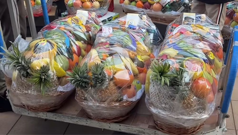 Bayramlarga turli xil savatlar myasnoy , mevalar .