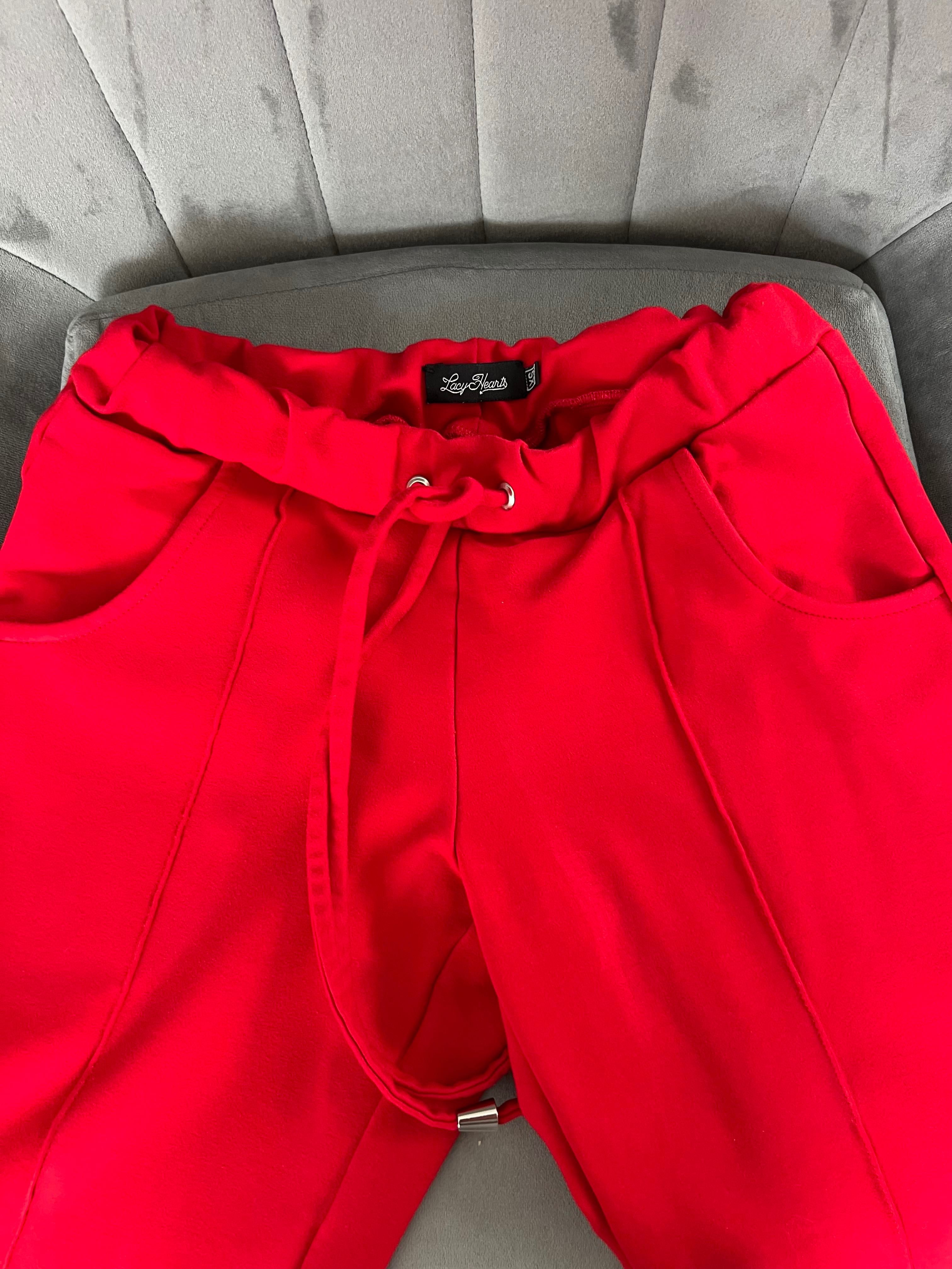 червен спортен костюм
