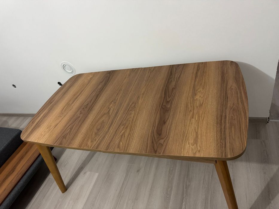 Разтегателна Модерна Трапезна Маса с Дървесен/Орехов Дизайн