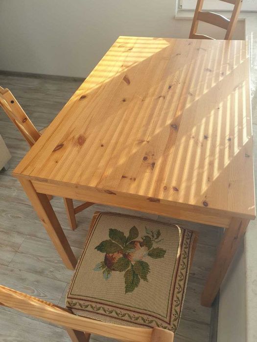 маса и 4 стола масив иглолистна дървесина  от IKEA