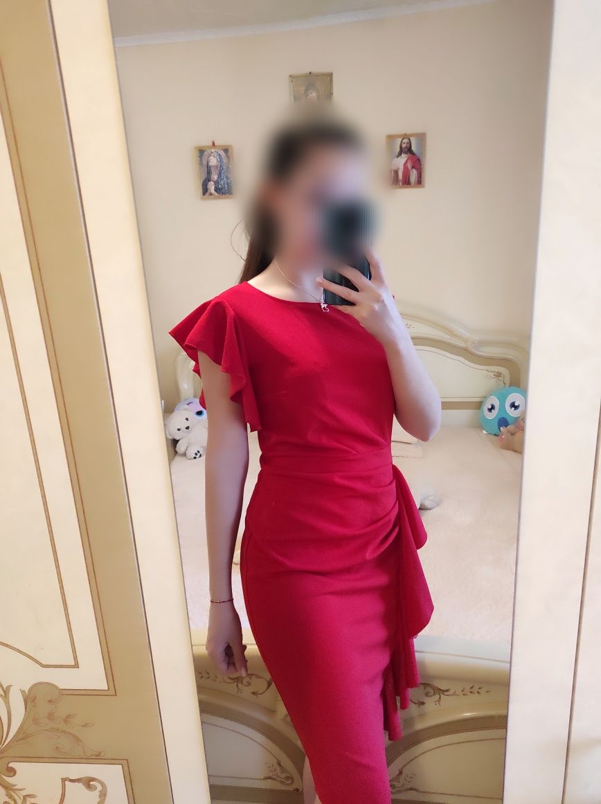 Vând rochie roșie elegantă