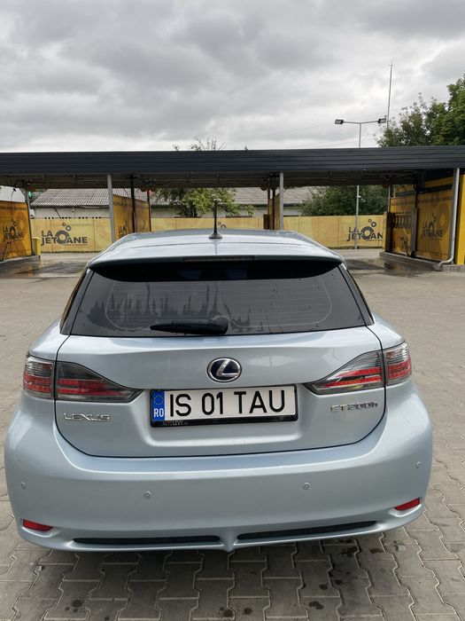 Lexus ct 200h.