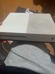 Vand xbox one 2 manete + 4 jocuri