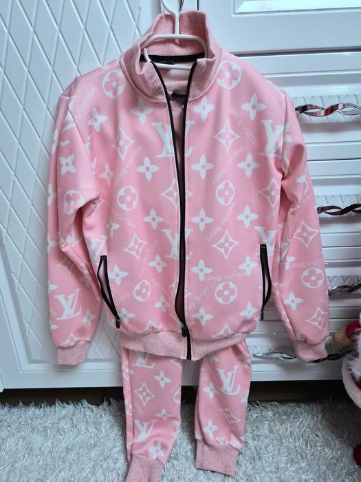 Продавам детски екип за момиче