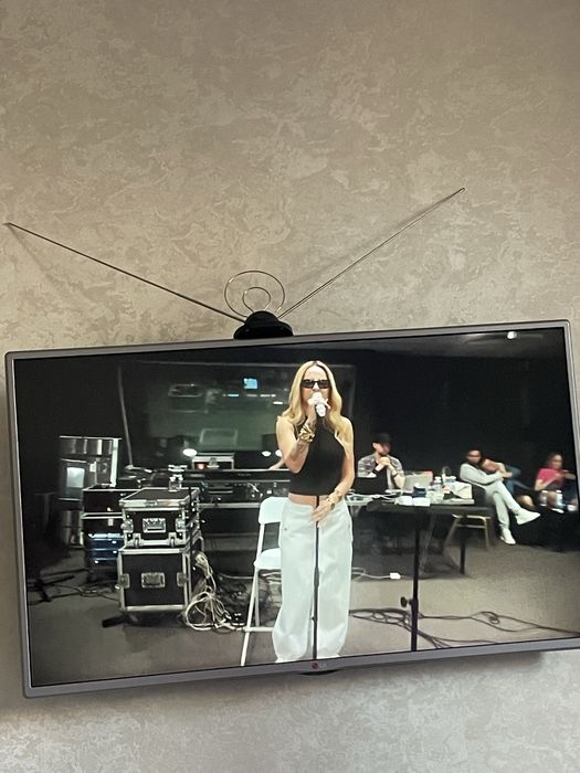 Телевизор LG 110 диогональ