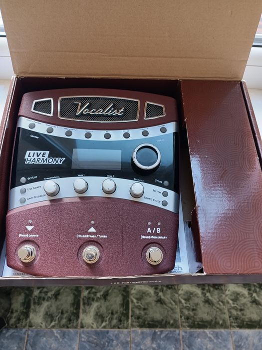 Продавам вокален процесор digitech live harmoni