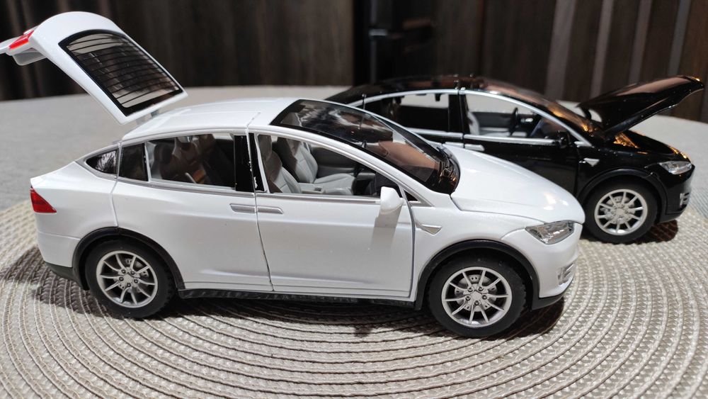 Метални колички Tesla Model X. Големи - Мащаб 1:22.