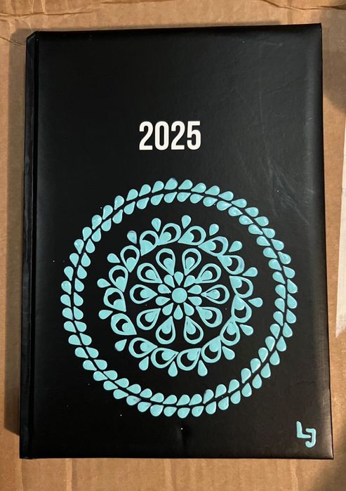 Agendă datată 2025, pictatǎ.
