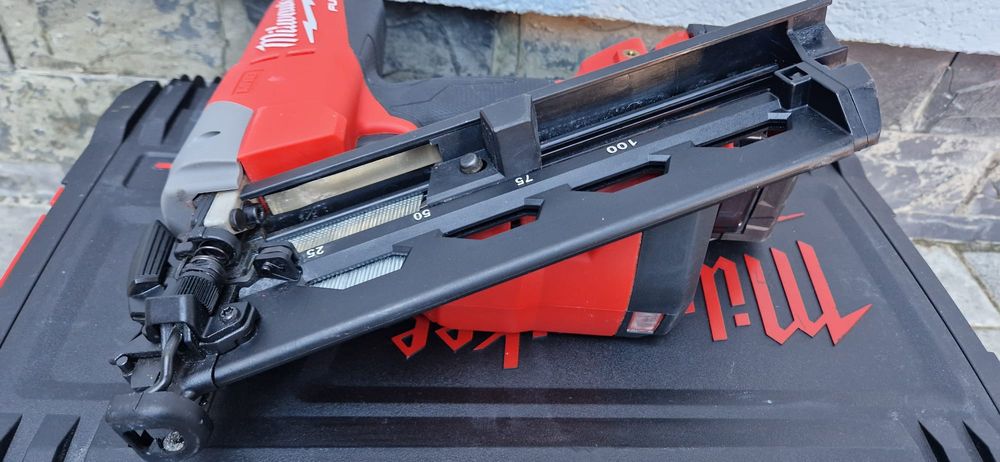 Milwaukee pistol de cuie pe acumulatori