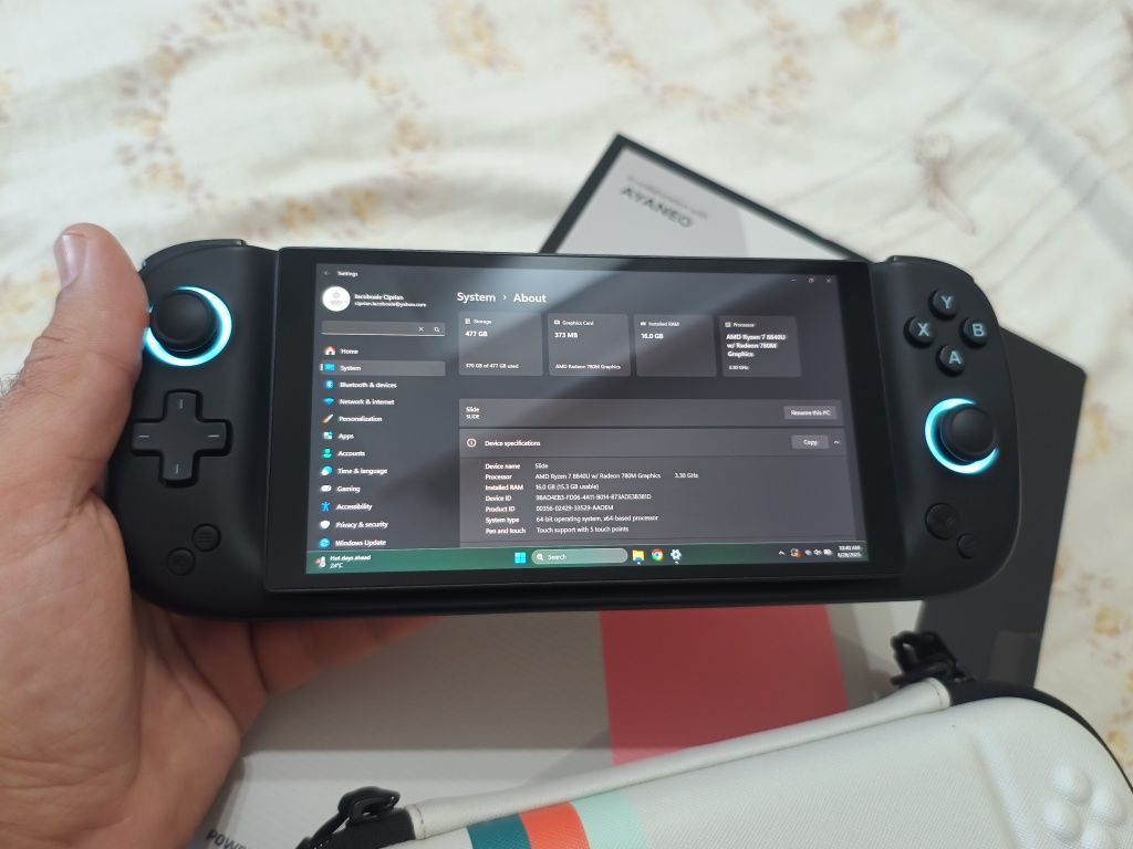Consola Ayaneo Slide - Ryzen 8840U, 16GB ram, 512GB SSD - ca nou!