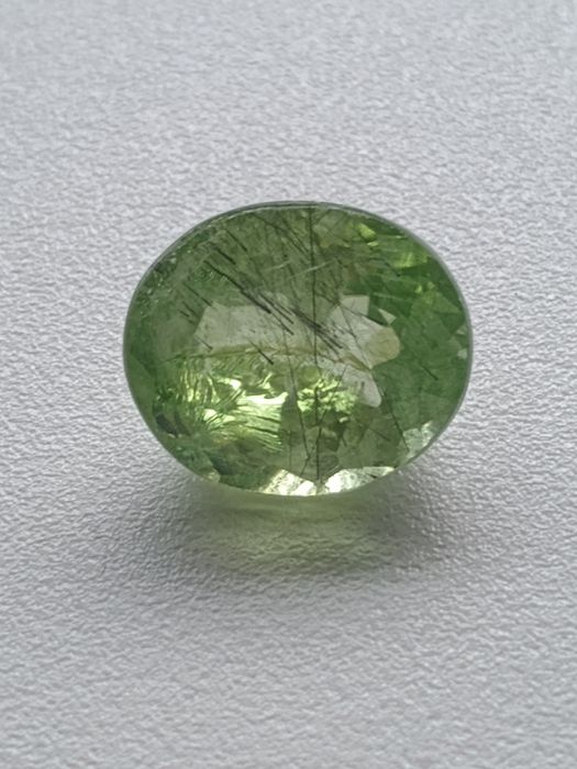 Перидот с рутил косите на Венера огромен