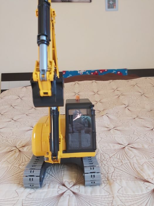 Vând excavator Bruder