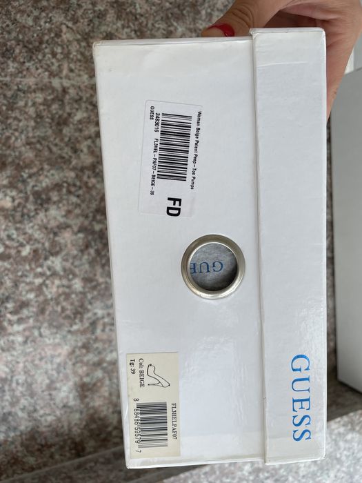 Обувки на ток Guess в цвят екрю