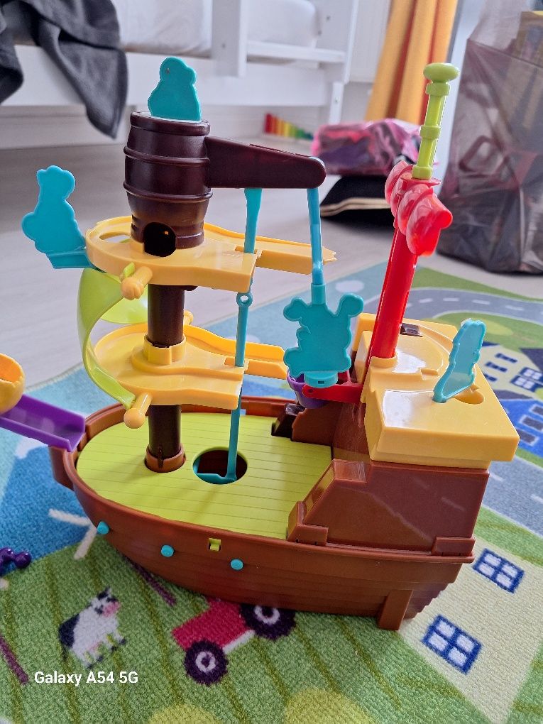 Barca pirati cu bile