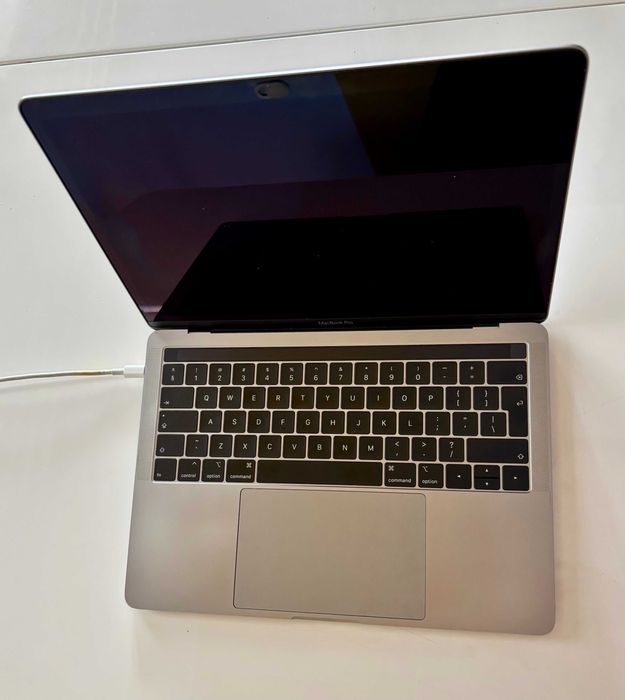 MacBook Pro 13 touchbar, 16GB, i7, 256GB