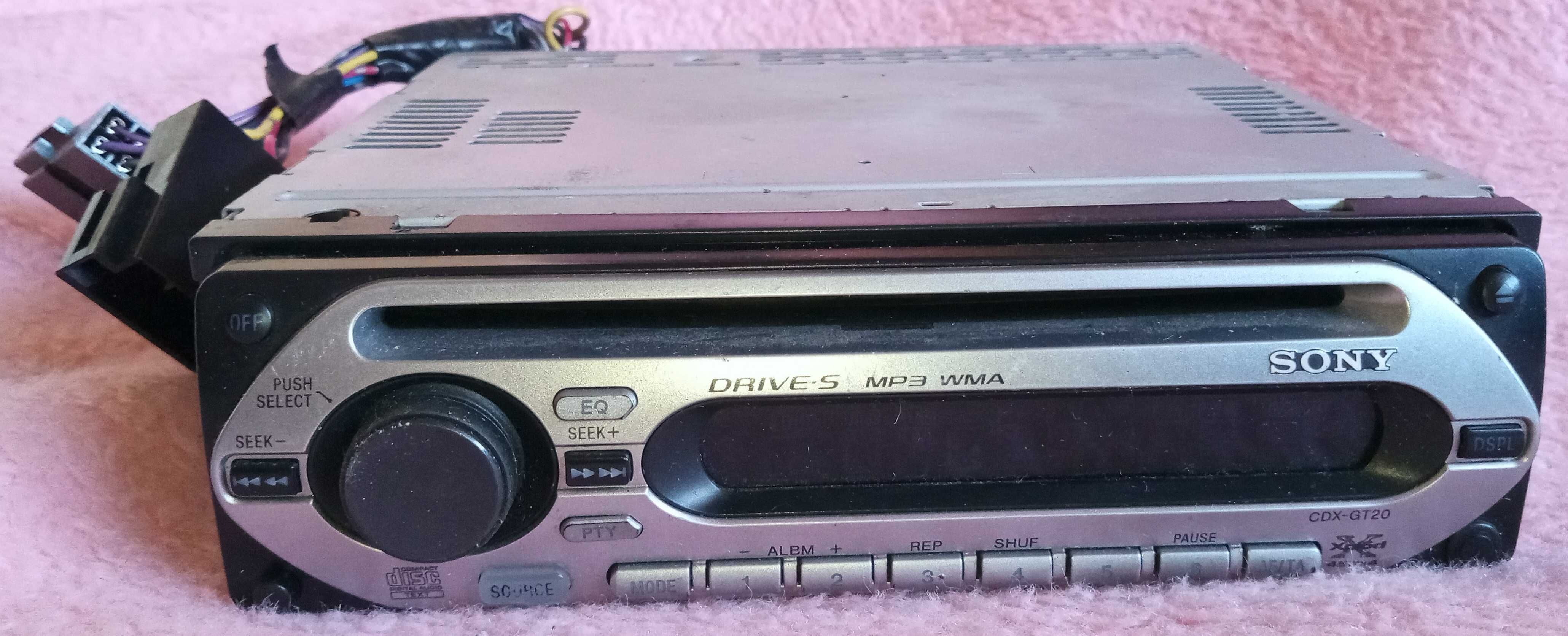 Касетофонът за кола Sony CDX-GT20 за 

ремонт