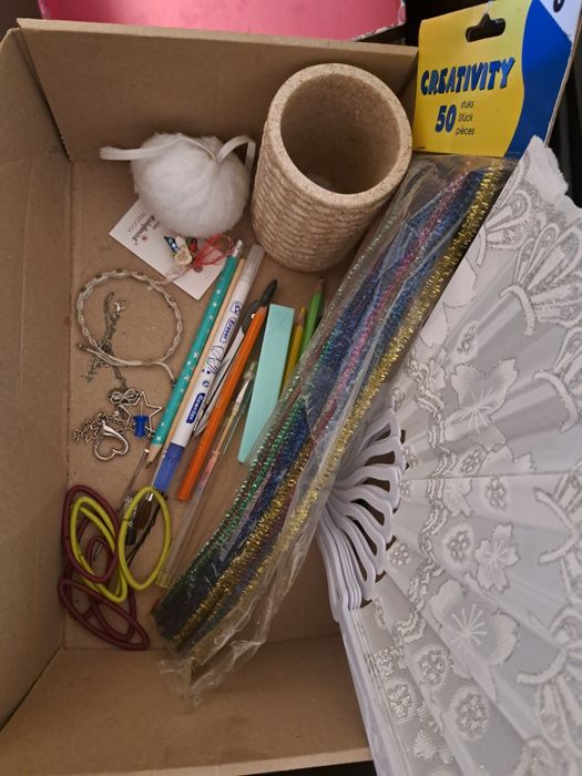 Donez evantai, bratara, elastice par, pahar baie, creioane