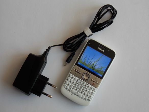 Nokia E5 телефон със зарядно и калъф