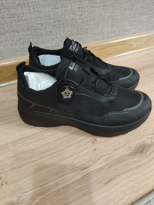 Кросовки 38,39. Непрлмокаемые