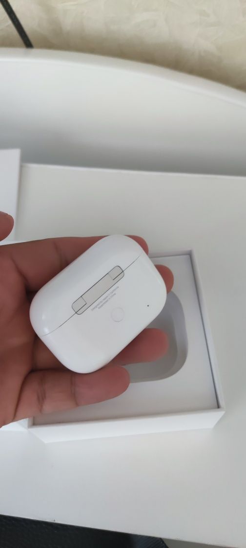 Продам оригинал кейс от airpods pro